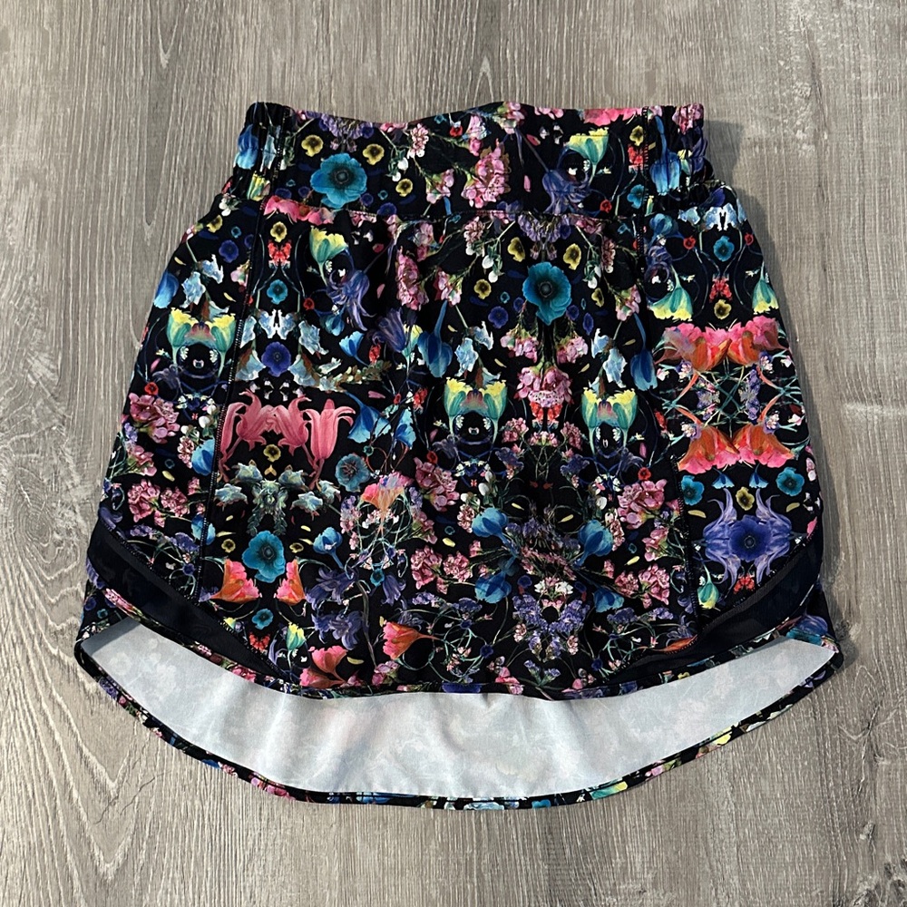 Lululemon 2 Hotty Hot High Rise‎ Tennis Golf Workout Black Floral Mini Skirt